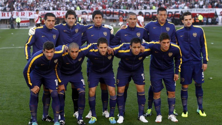 Nahuel Zárate, tercero de izquierda a derecha en la fila de arriba, entre Agustín Orión y Daniel Díaz, durante un Superclásico en el Monumental.
