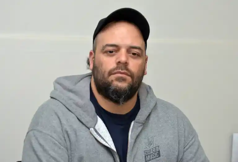 Miguel Iademarco, militante del PTS, quien se desempeña como trabajador nodocente y docente de la educación pública