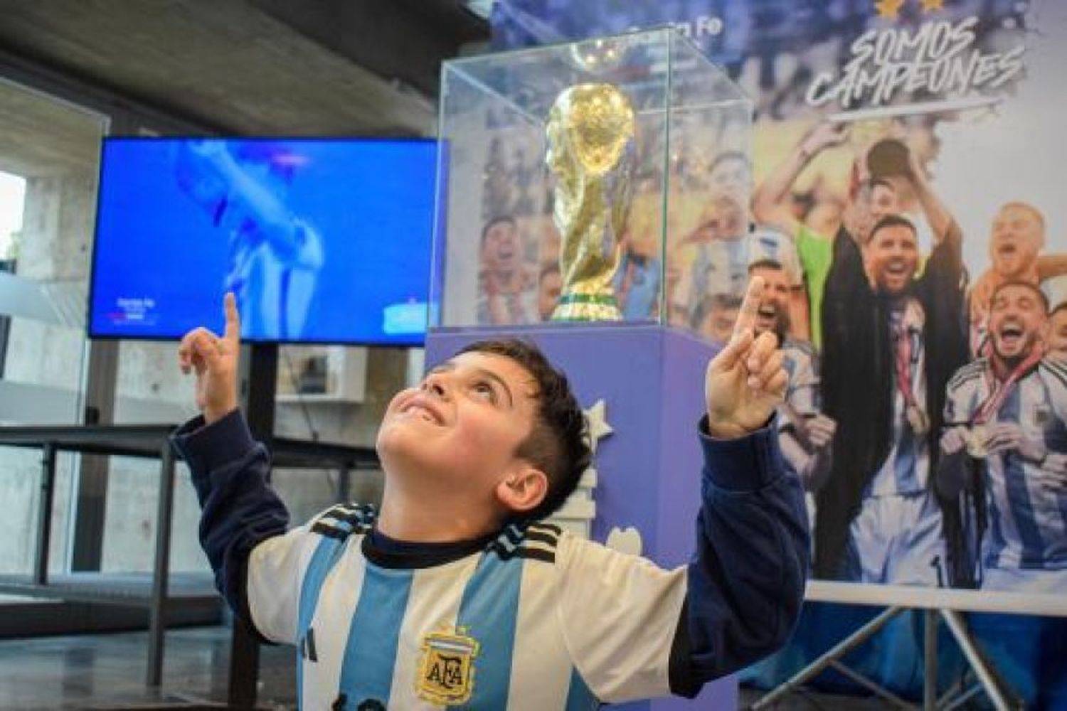 Más de 7.000 personas visitaron la copa del mundo en la ciudad de Santa Fe