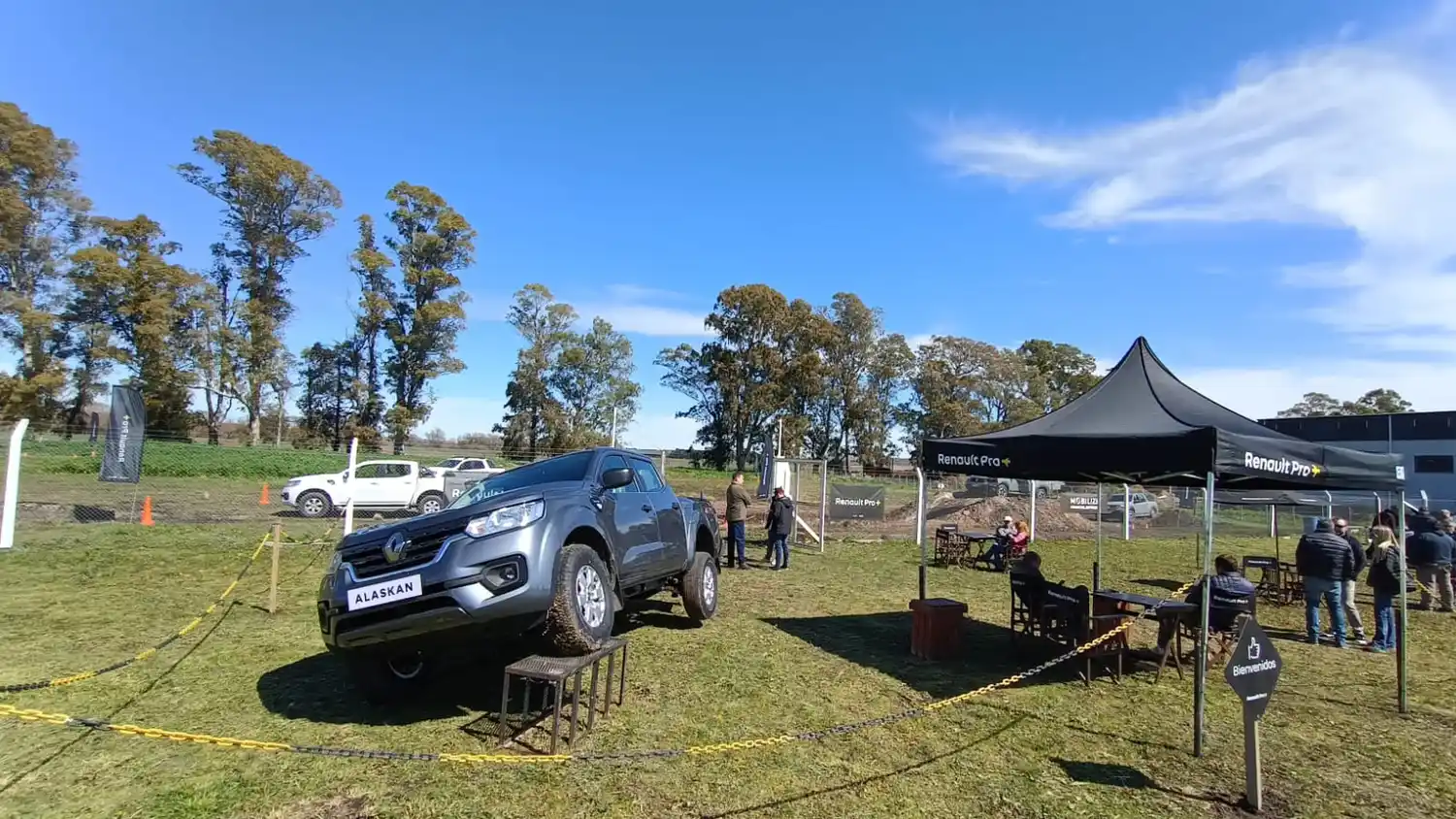 La pick up Renault Alaskan, en acción en la pista de Axion Agro Tandil.