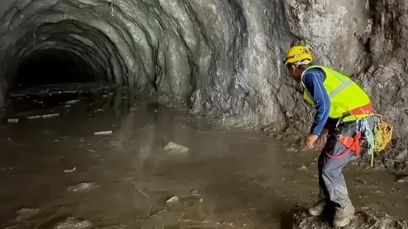 Nepal: llevan oxígeno a obreros atrapados en túneles tras el alud