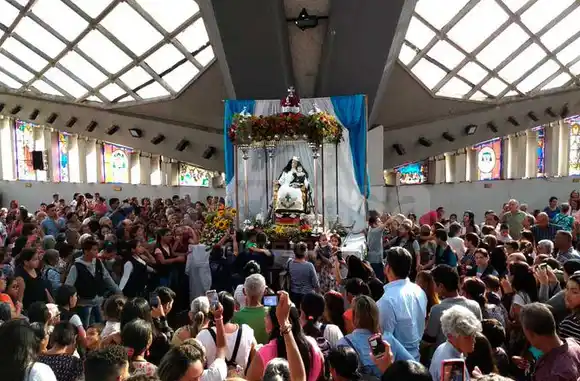 FELIGRESES DESBORDAN LAS CALLES de Lara para venerar a la Divina Pastora (+Videos)