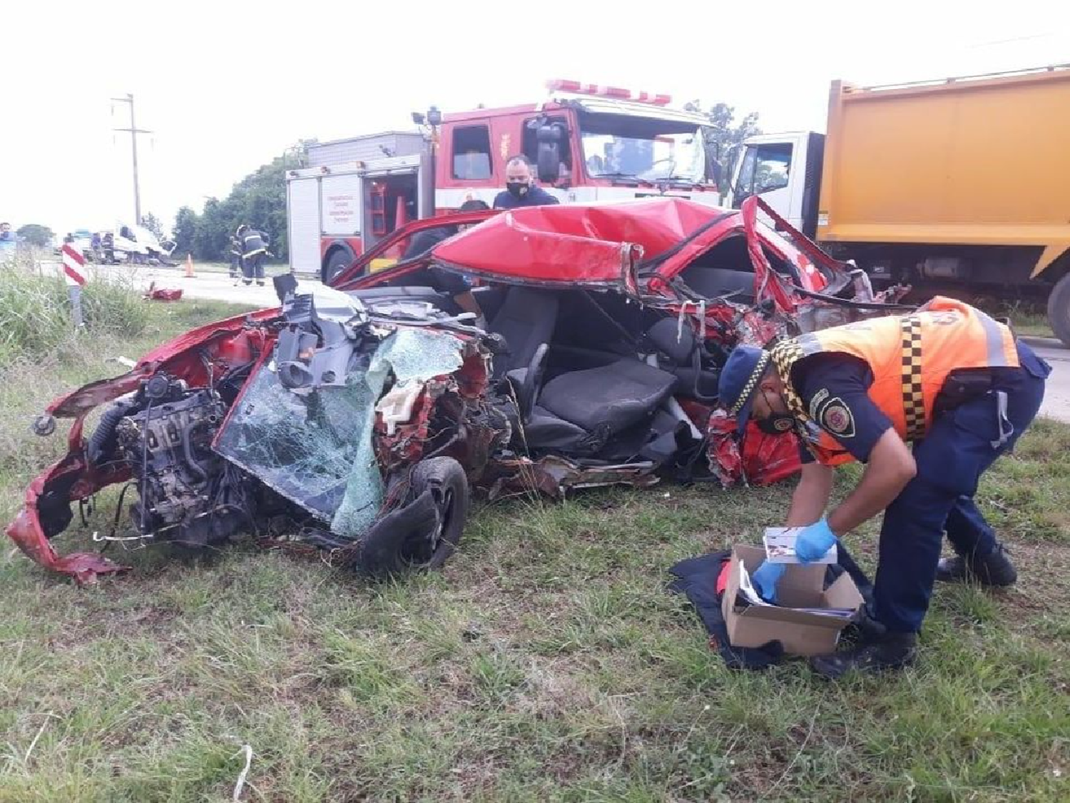 Violento choque entre camión y auto en la ruta 1