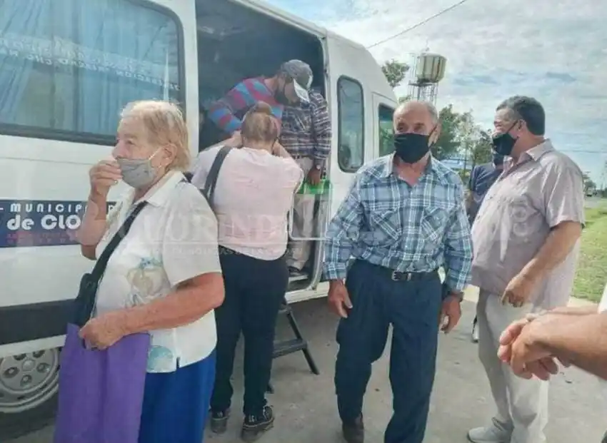 Trasladan a vecinos de Riacho Negro para ser inmunizados