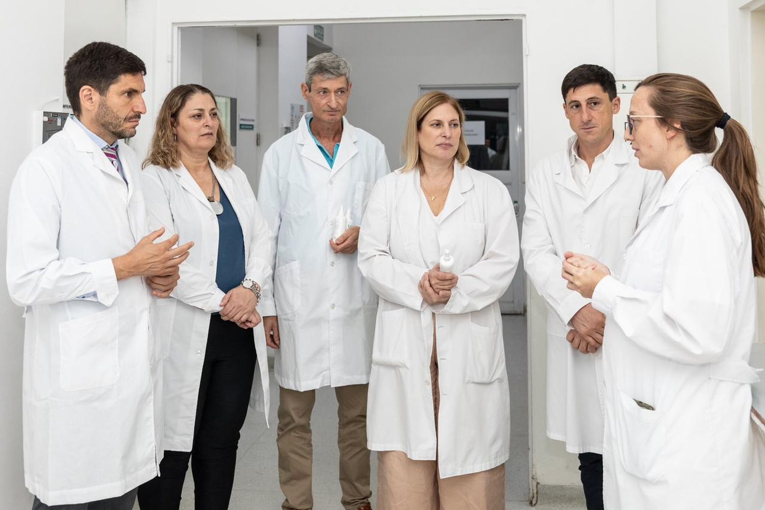 Pullaro junto a Ciancio, Cleti, Scaglia y Garibay durante la recorrida por el laboratorio.