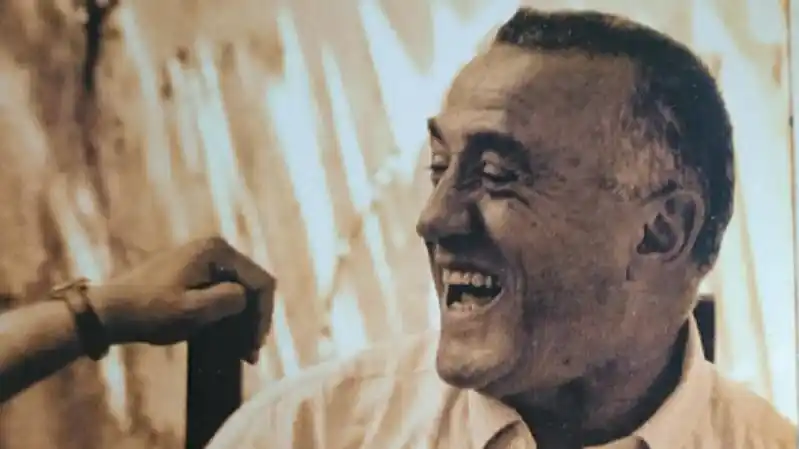 Antonio Santamarina nació el 4 junio de 1937 en la casona paterne la avenida Santa Fe 958, cerca del barrio porteño del Retiro.