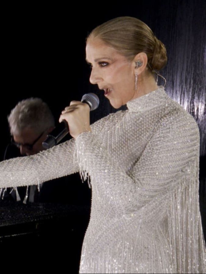 Emocionante regreso: Céline Dion cantó una emotiva versión de 'Hymne A L'Amour' durante la ceremonia de apertura de los Juegos Olímpicos