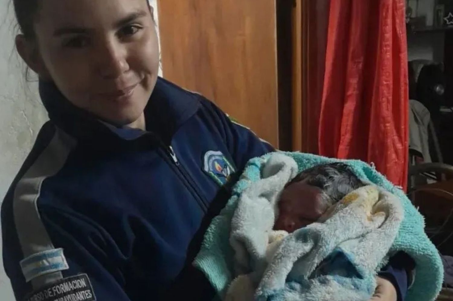 Una de las oficiales que ayudó con el nacimiento del bebé.