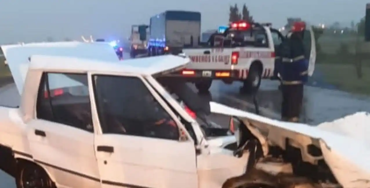 Accidente fatal entre un auto y dos camiones en autopista a Buenos Aires