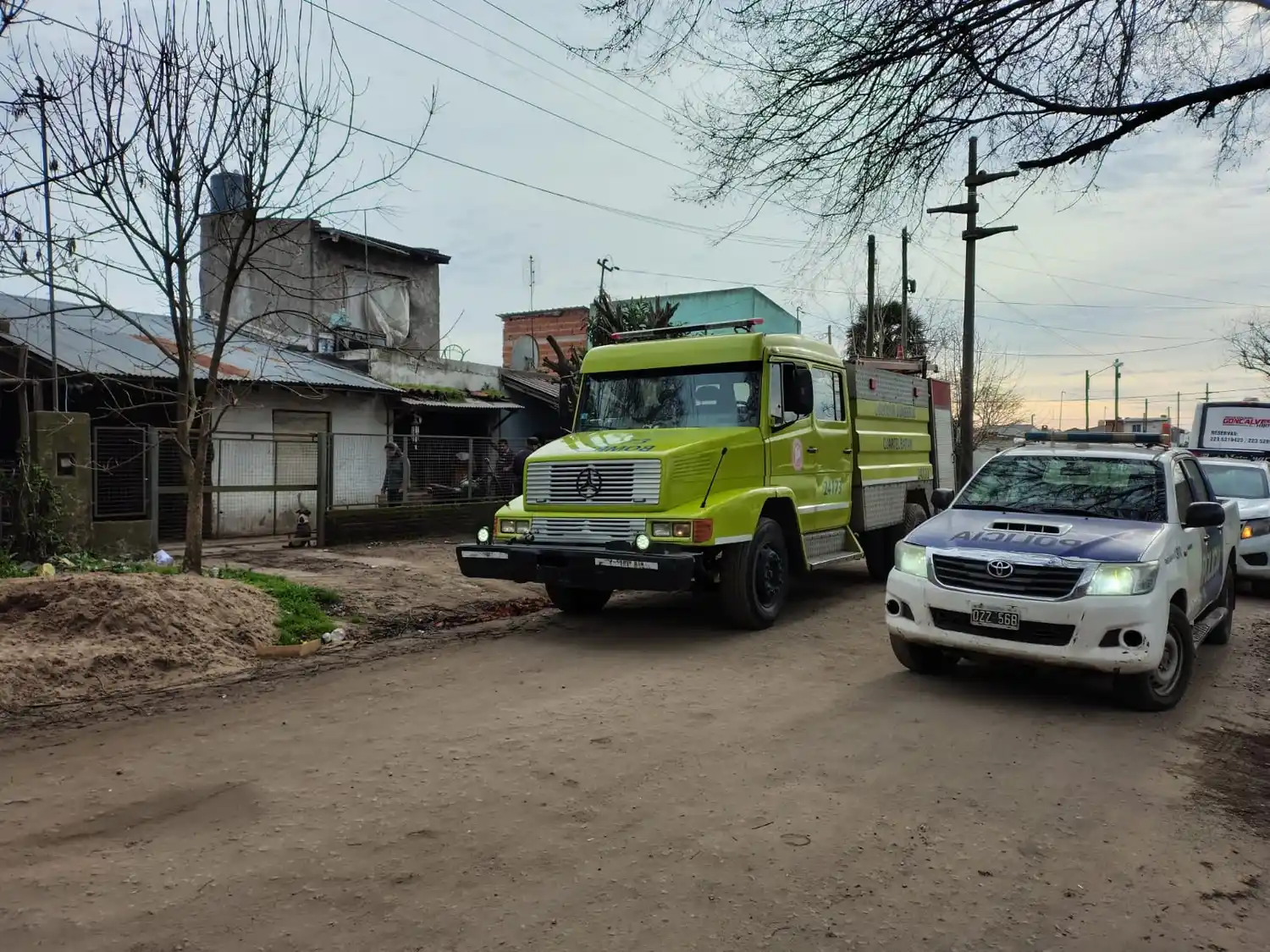 El rodado sufrió daños totales y el ambiente quedó completamente destruido.
