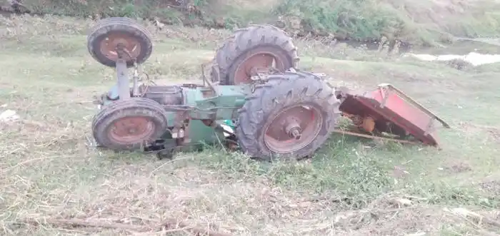 Productor salvó su vida de milagro  al volcar su tractor en una zanja  cerca del puente «El 50»