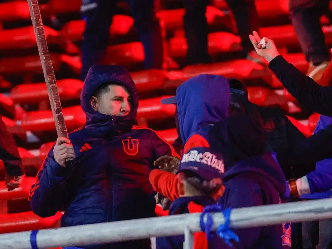 Copa Sudamericana: Partido suspendido en Avellaneda por incidentes entre hinchas de Independiente y la U. de Chile