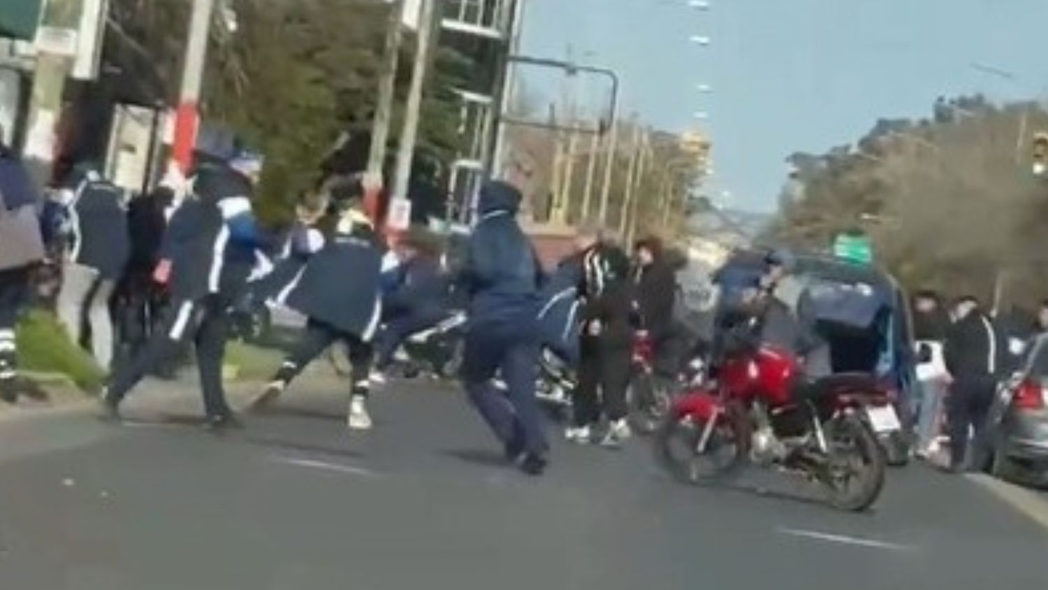 Hinchas de Gimnasia atacaron una comisaría de Ensenada.