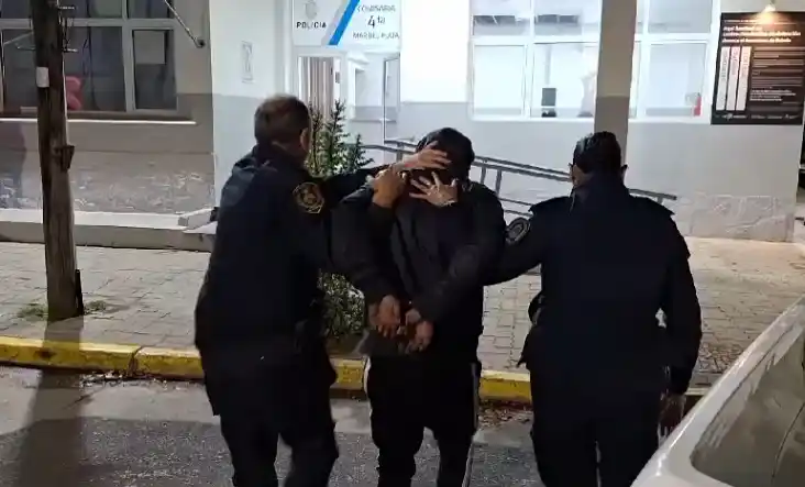 Efectivos policiales detectaron al malviviente corriendo en Brandsen y Marconi.