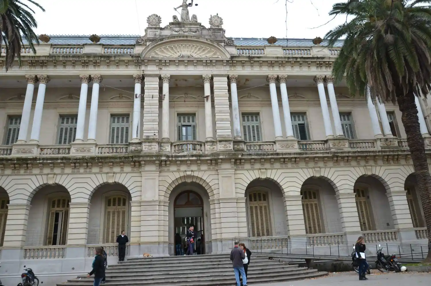 El Gobierno nacional anunció aumento salarial y sumas fijas para docentes y no docentes universitarios