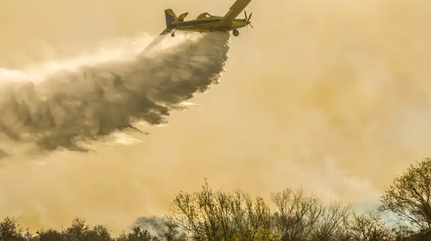 Incendios en Córdoba. Aviones hidrantes en acción. (La Voz / Archivo)