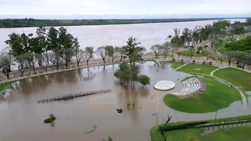 El río Uruguay sigue creciendo y el agua ya llegó a la Costanera de una ciudad entrerriana
