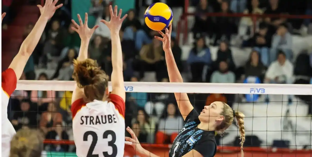 Alemania derrotó a Las Panteras por 3 a 2, con parciales de 20-25, 25-23, 23-25, 25-23 y 15-10, en el mejor partido del seleccionado argentino en la gira ante dicho conjunto europeo y República Checa. La gente, desde las tribunas, alentó toda la noche. Crédito: Juan Francisco Bertolini