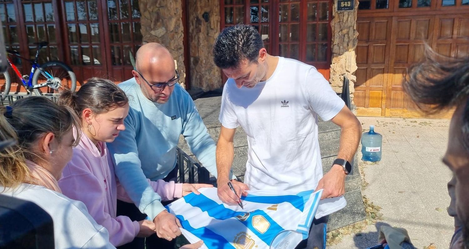 Lionel Scaloni salió de su domicilio para firmarles las camisetas a todos sus seguidores.