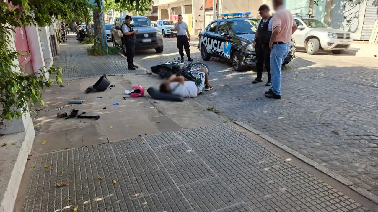 Martes accidentado: un motociclista quedó tendido en el suelo en calle Lavalle