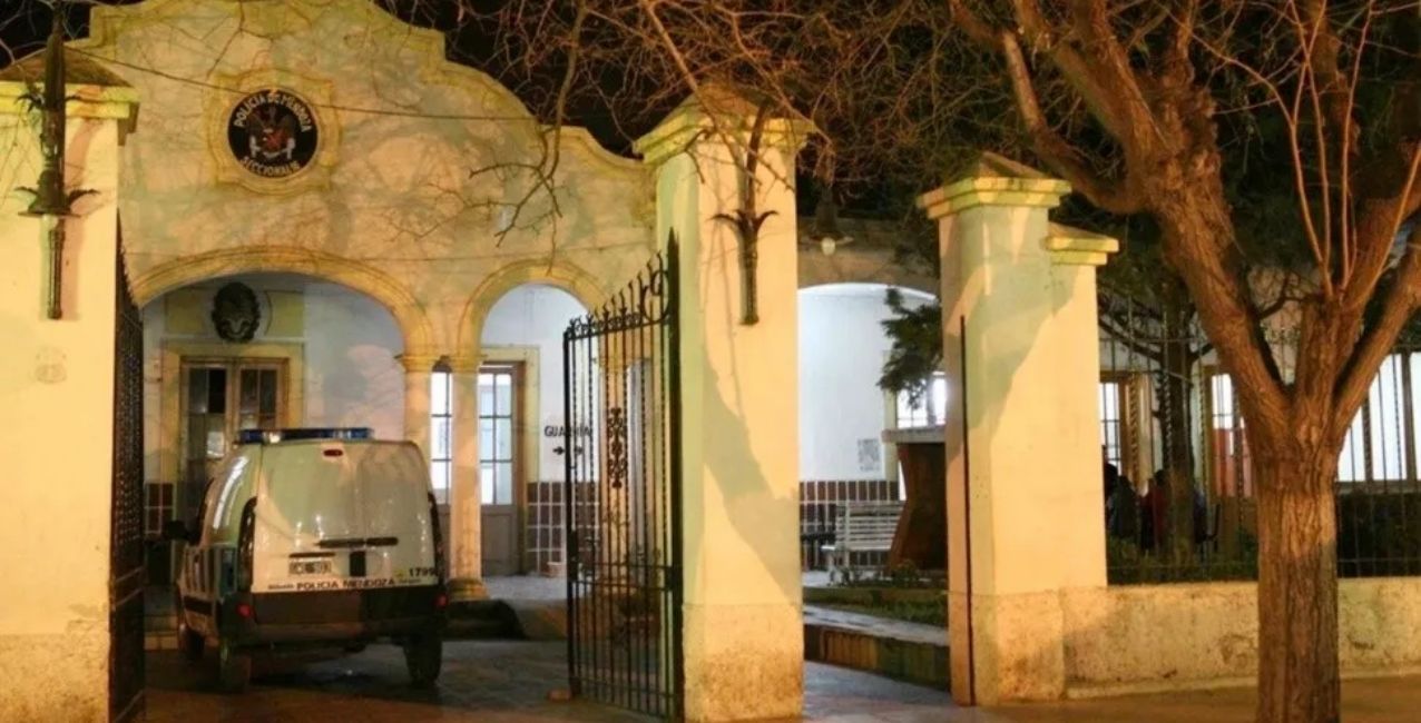 Delincuentes incendiaron un auto con su dueño adentro y el hombre logró escapar