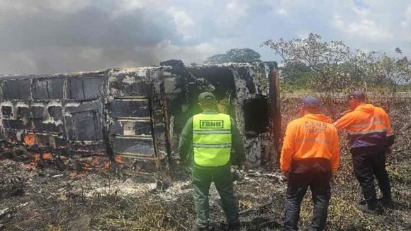 TRAGEDIA en BOLÍVAR: mueren 10 personas tras incendio de un autobús