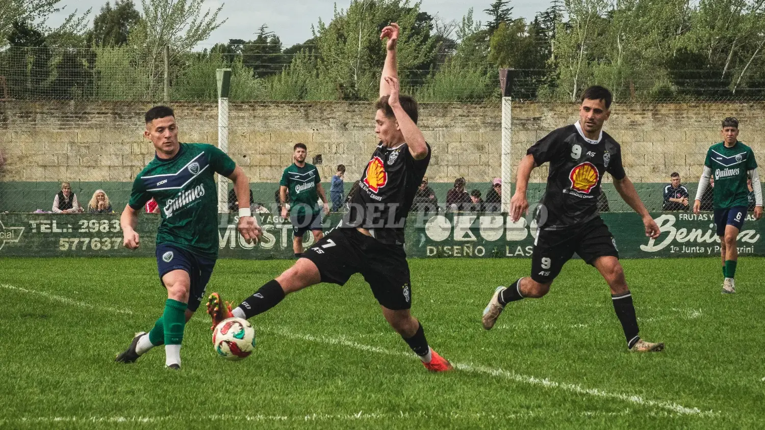 Silvio Vedda (V) y Patricio Rodríguez (HC) van a la disputa del balón, mira desde el fondo Arrachea