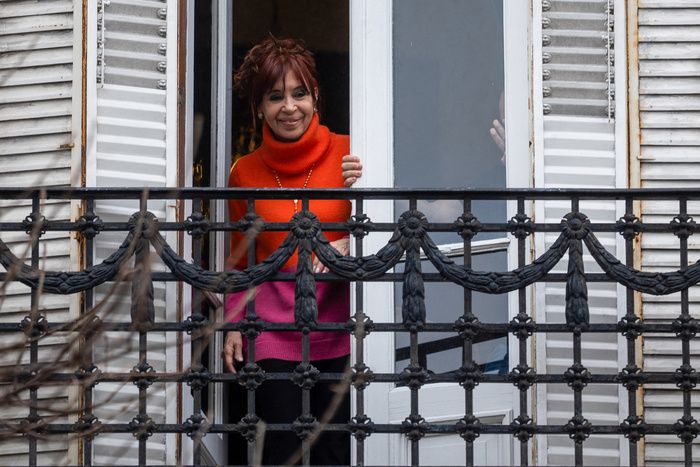 Cristina tuitea desde San José 1111