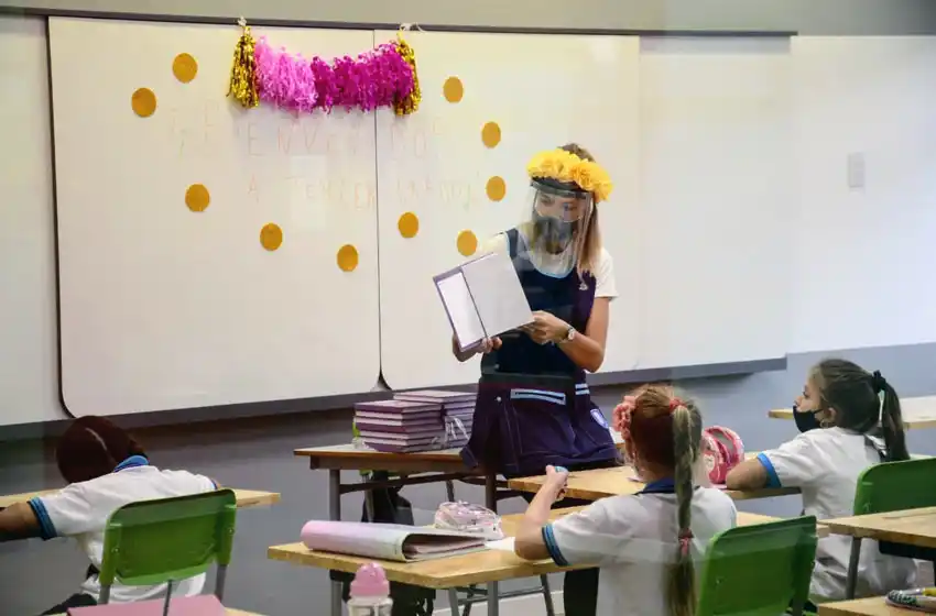 Trotta adelantó una «presencialidad administrada» que busca bajar circulación en las escuelas