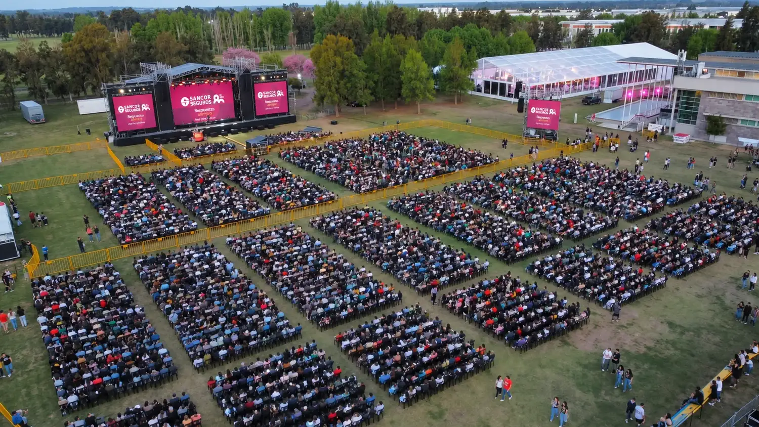 Sancor Seguros celebró sus 80 años con un evento multitudinario y un show de drones - 1