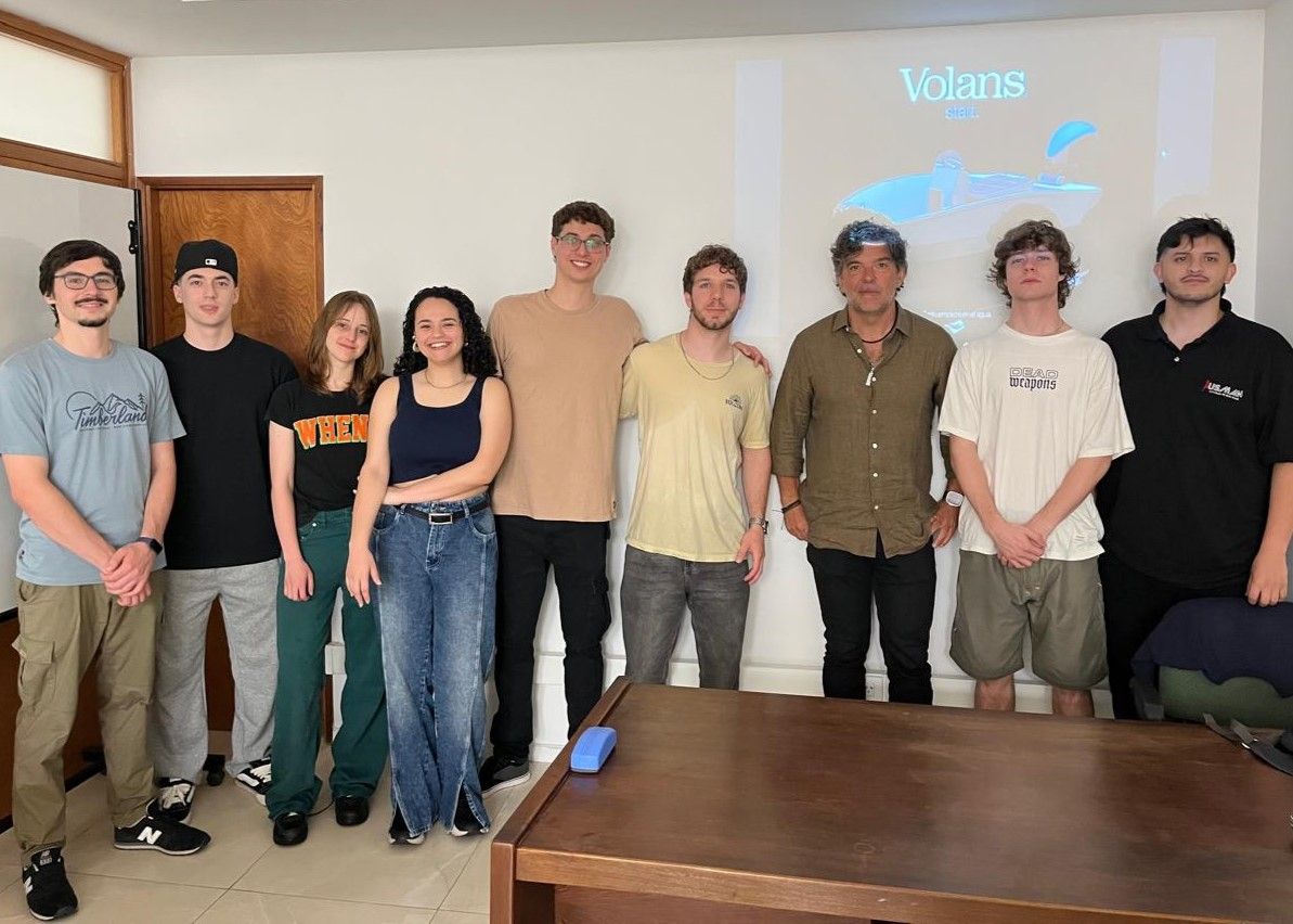Estudiantes de la sede Rosario de la UCSF durante una de las presentaciones del proyecto de embarcación