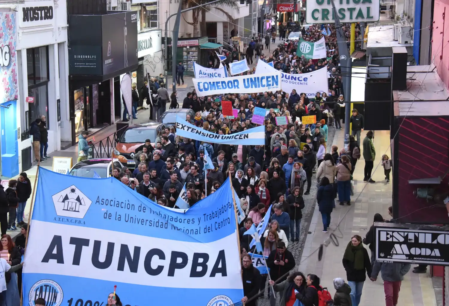 La multitudinaria marcha universitaria se replicó en ciudades de todo el país.