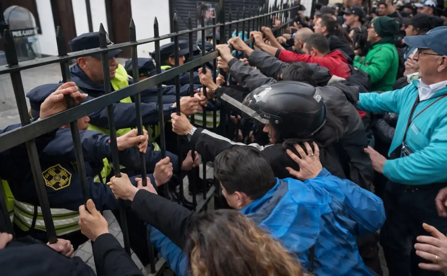 El derribo de una valla terminó con lesiones sobre una sargento de la Policía Bonaerense.