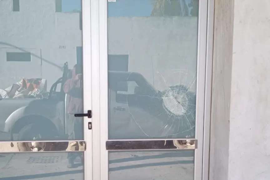 Los daños en la puerta del acceso a la zona donde irá el tomógrafo.