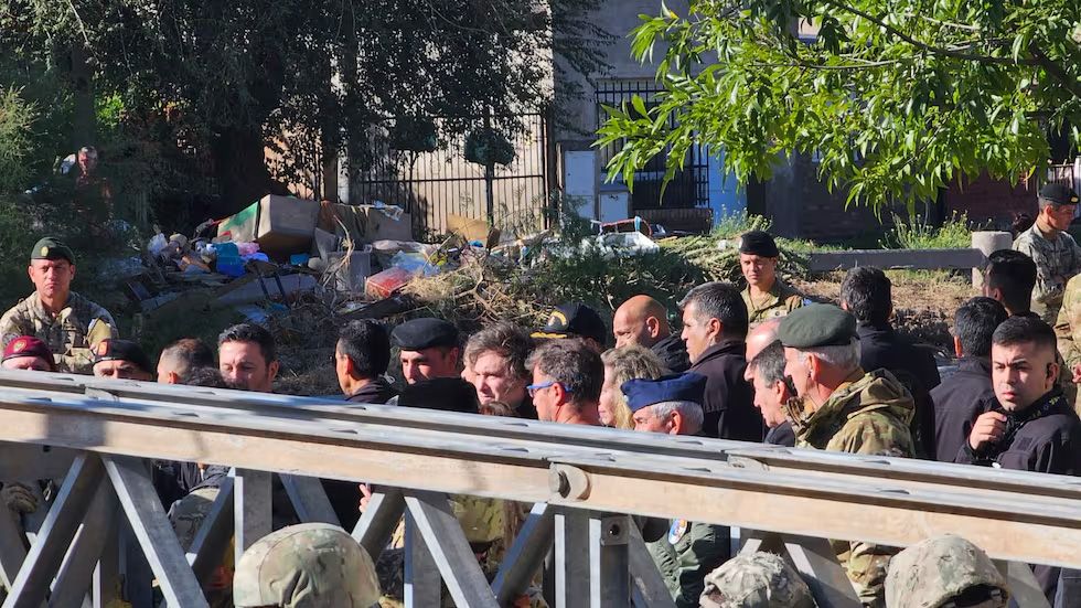 Javier Milei llegó a Bahía Blanca de manera sorpresiva este miércoles. (Foto: diario La Nueva)