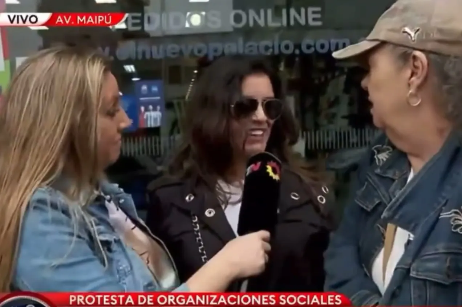 Ante esta situación, otra mujer que pasaba por el lugar intervino en defensa de la periodista.