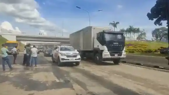 ¡A PESAR DE LLUVIAS! Restablecen el paso en el distribuidor Altamira de la autopista Francisco Fajardo