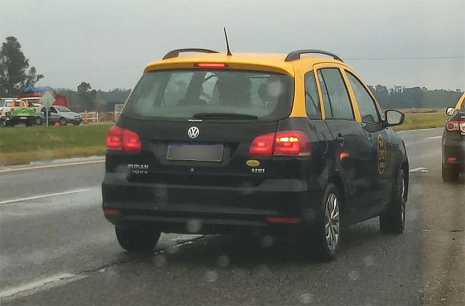 Denuncian que taxistas de CABA levantan pasajeros en el retén de la ruta 2