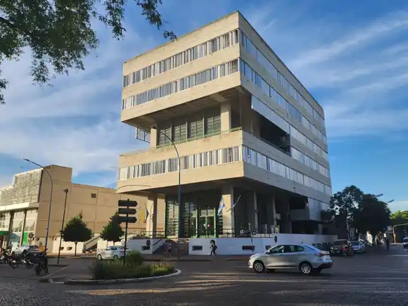 Armaron una “ranchada” en la explanada de la Municipalidad de Rafaela y fueron desalojados