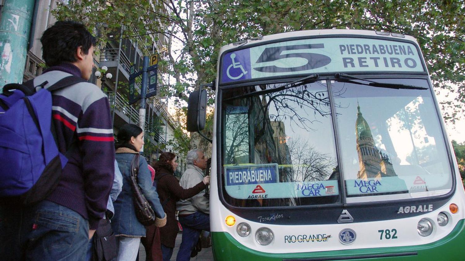Una línea de colectivos unirá Ezeiza con Aeroparque a partir de noviembre
