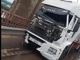 Chocaron tres camiones en el puente de Zarate - Brazo Largo: un camionero fue asistido en el lugar