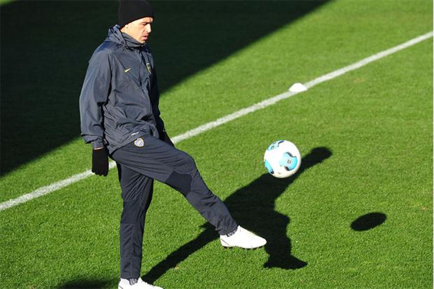 Riquelme se entrenó con normalidad y volvería a ser titular ante Quilmes
