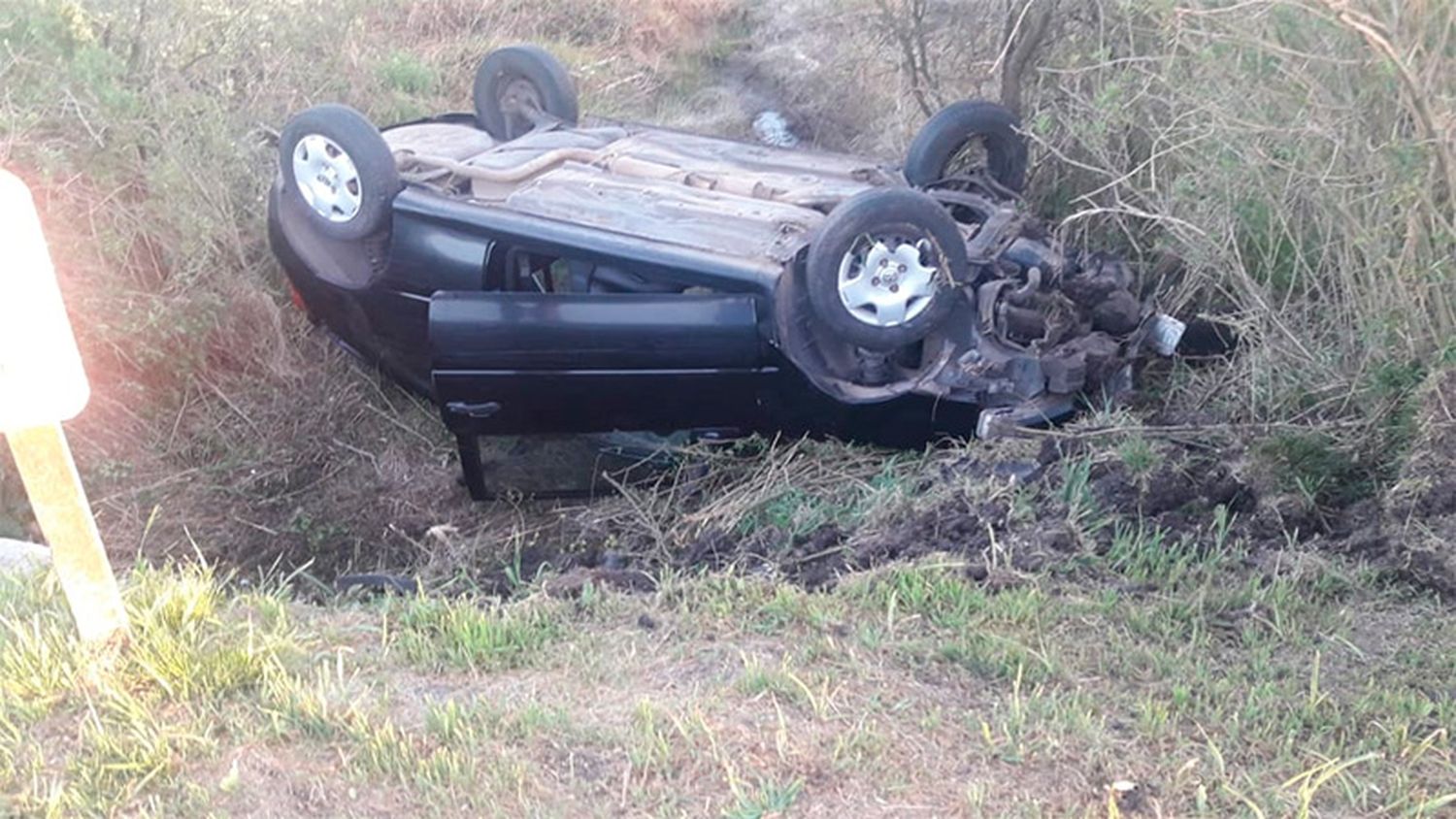 Dos jóvenes volcaron en su auto pero se negaron a ser atendidos 