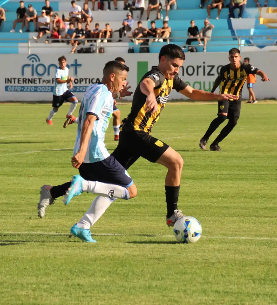 FOTO GENTILEZA ARIANA PERALTA Palmieri, en la marca durante el partido de Santamarina con Sol de Mayo.