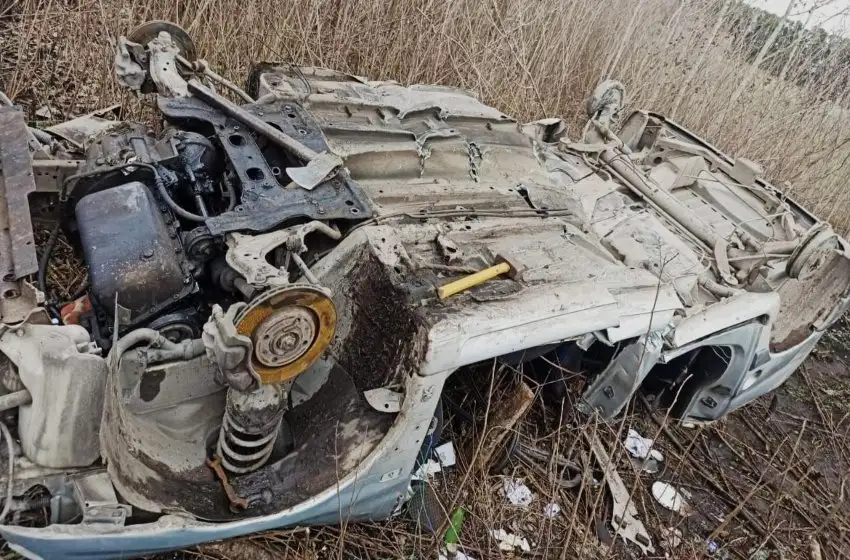 Tras persecución, atrapan a dos hermanos que desmantelaban un auto robado