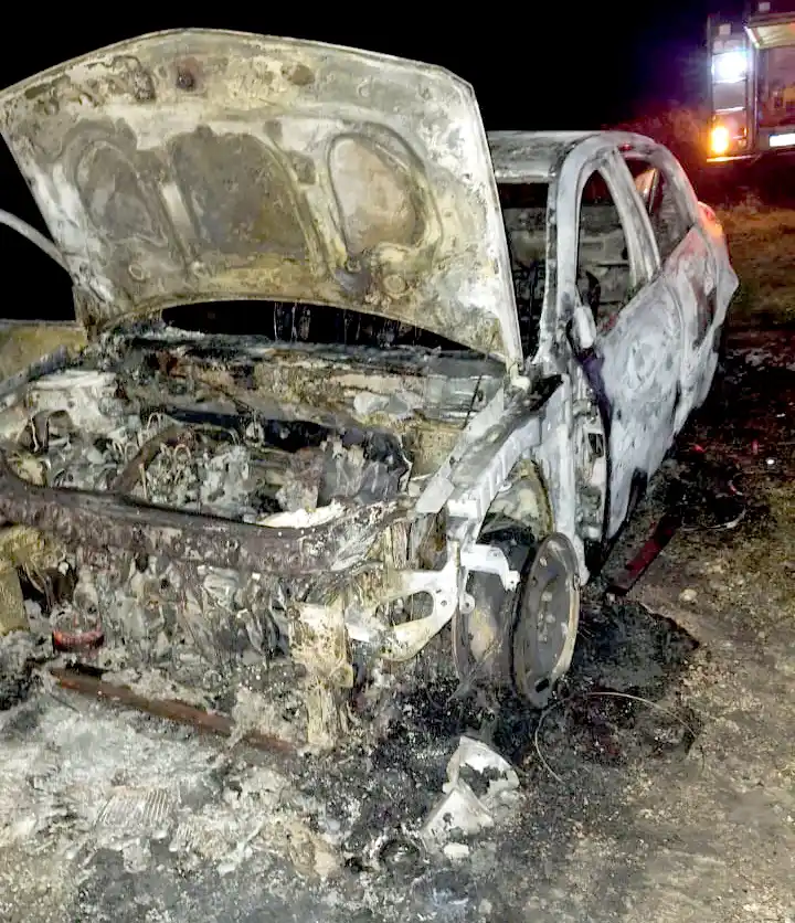 Destrucción total. El Renault Megane incendiado en la ruta 86