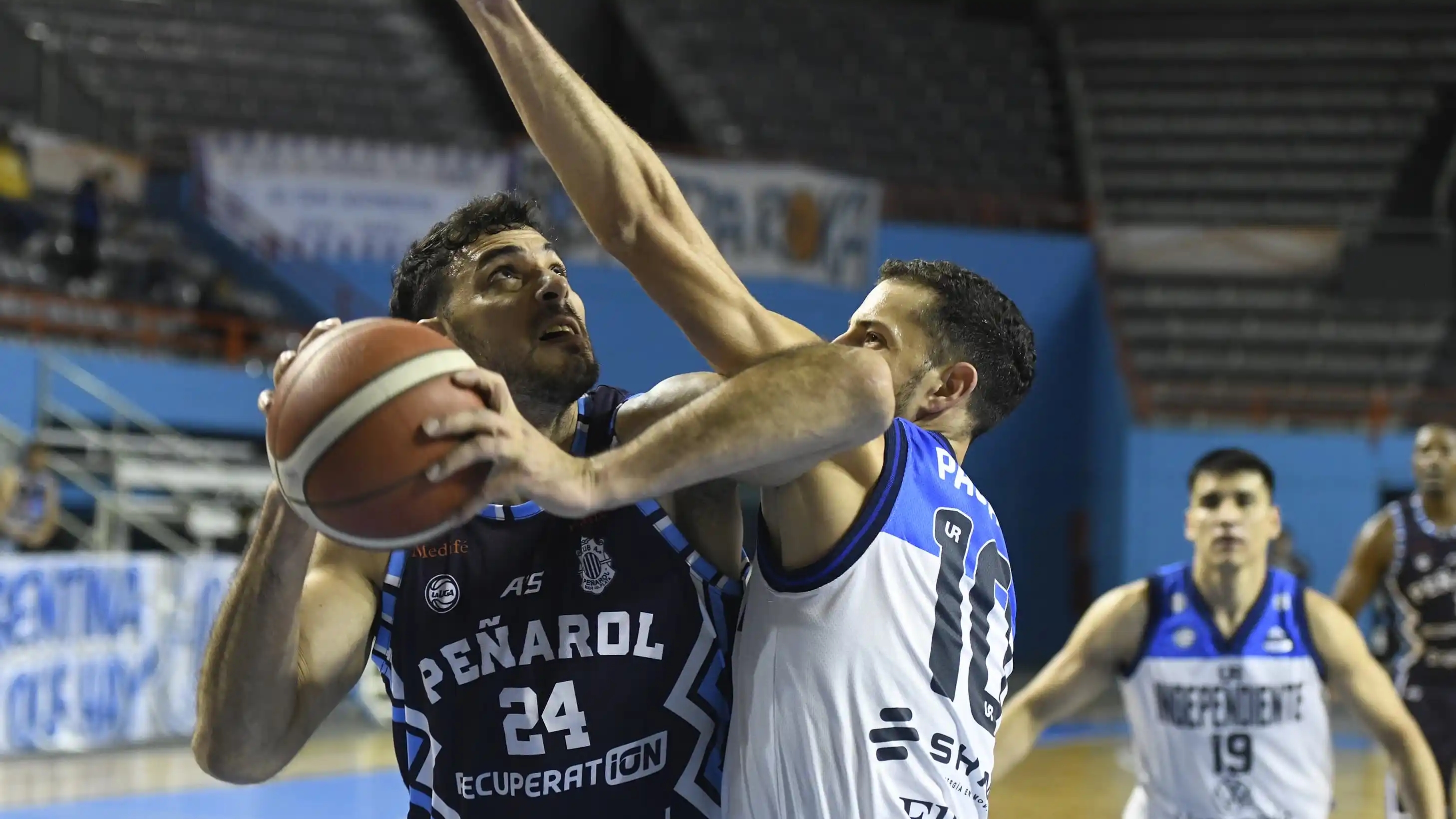 Peñarol goleó a Independiente de Oliva y sigue soñando con los playoffs