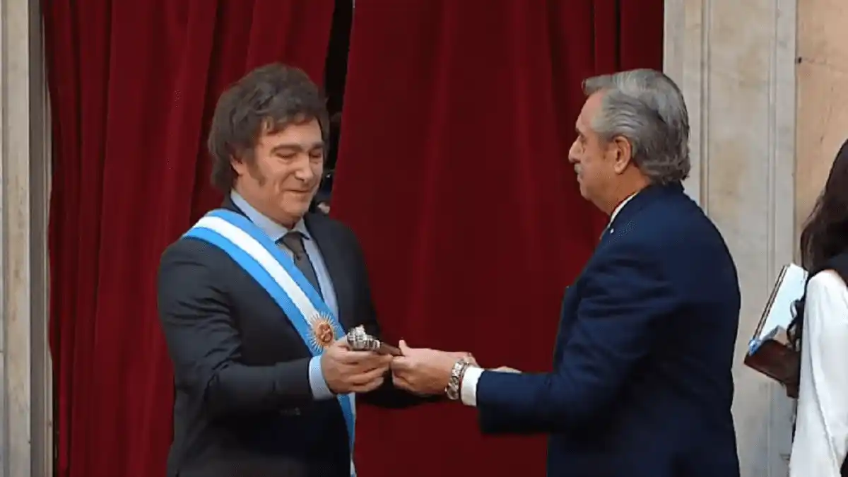 Javier MILEI ALERTA que Argentina puede caer «en la oscuridad de la Venezuela de Chávez y Maduro»