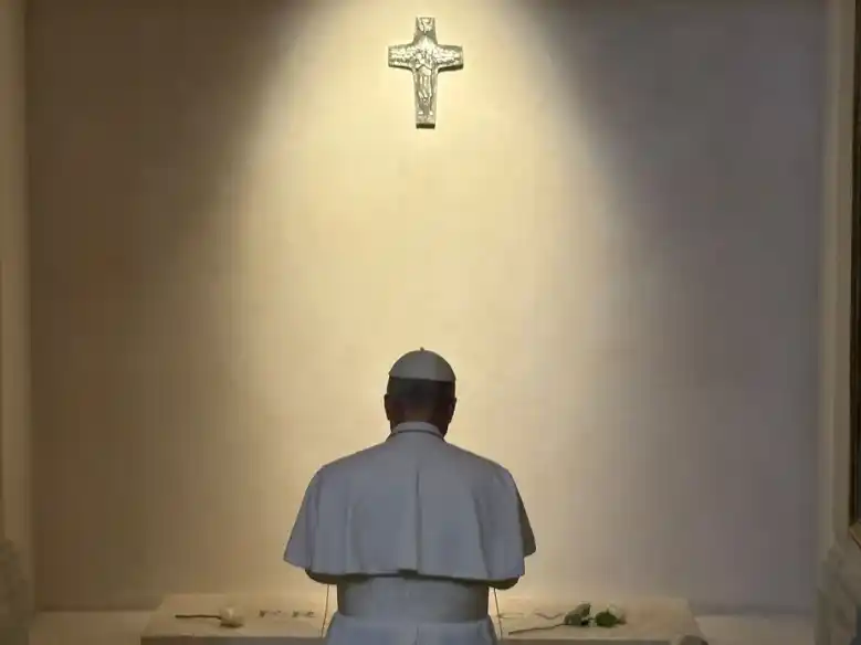 León XIV se detuvo en oración ante la tumba del fallecido Papa Francisco.