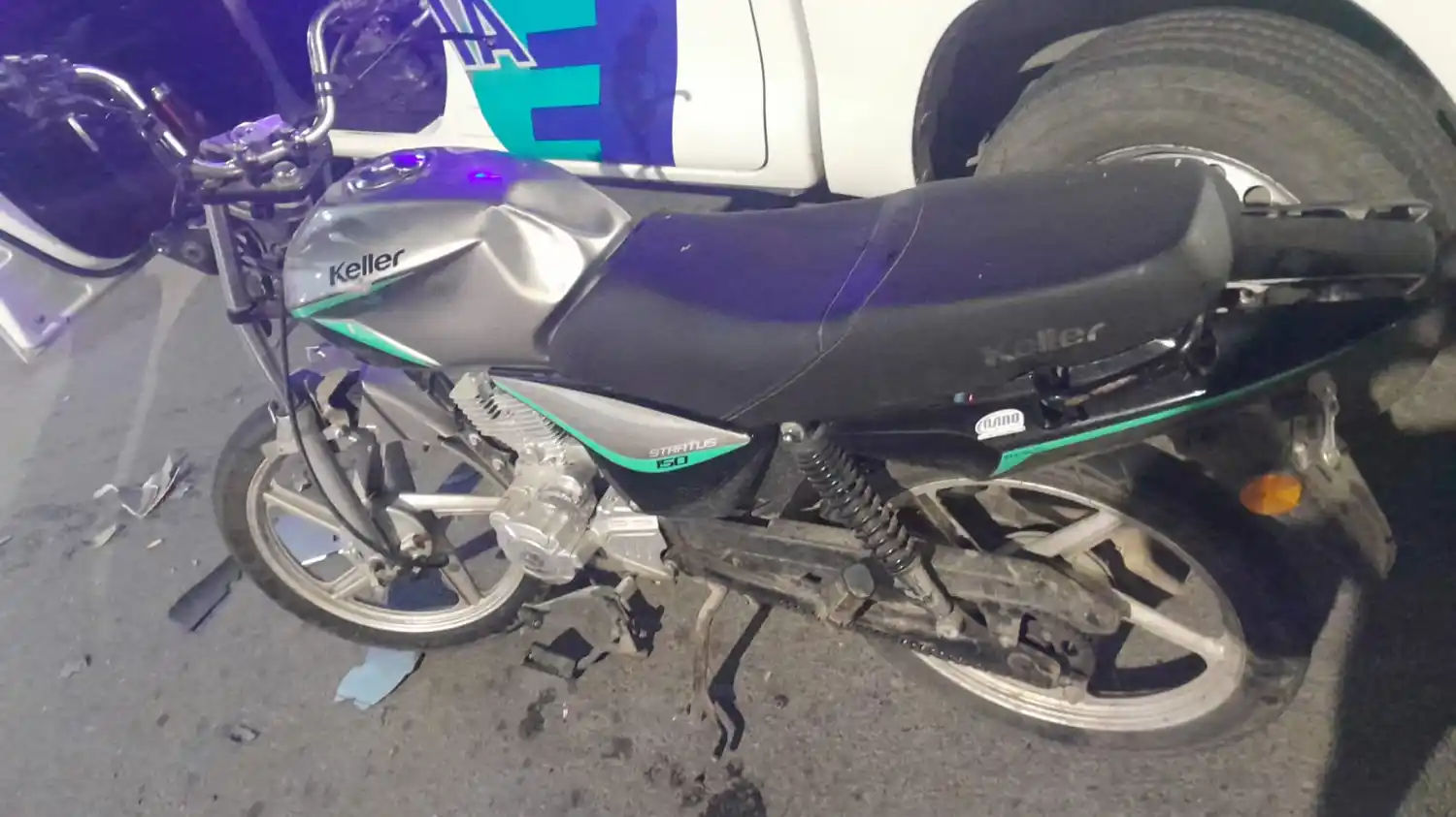Viajaba sin patente, sin seguro y sin casco: chocó y le secuestraron la moto